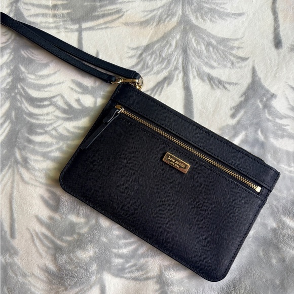 kate spade Handbags - Kate Spade Black Tinie Laurel Way wristlet.